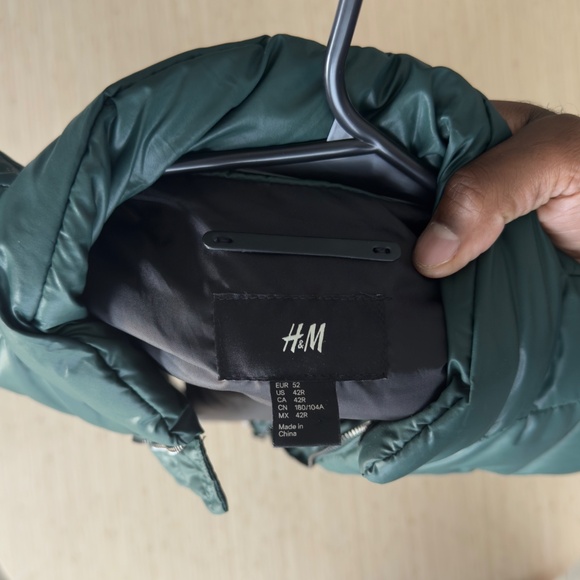 H&M Puffy Vest - size 42R - Picture 6 of 7